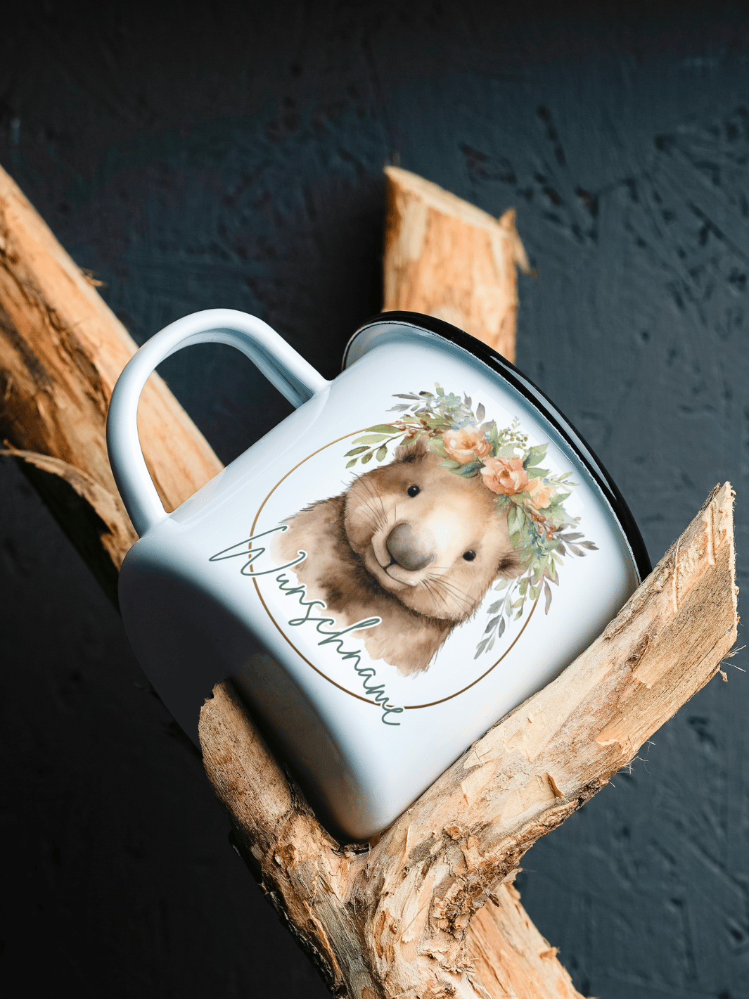 handgemachter, personalisierter Emaillebecher schwarz mit Motiv "Wombat" rechts vom Henkel  - ideales Geschenk für Frauen