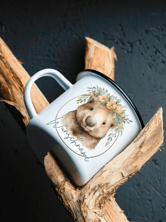 handgemachter, personalisierter Emaillebecher schwarz mit Motiv "Wombat" rechts vom Henkel  - ideales Geschenk für Frauen