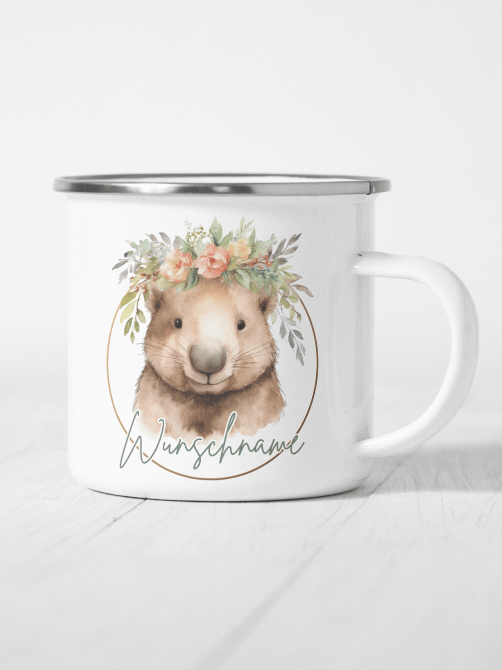 handgemachter, personalisierter Emaillebecher silber mit Motiv "Wombat" links vom Henkel  - ideales Geschenk für Frauen