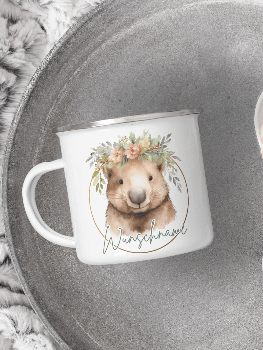 handgemachter, personalisierter Emaillebecher silber mit Motiv "Wombat" rechts vom Henkel  - ideales Geschenk für Frauen