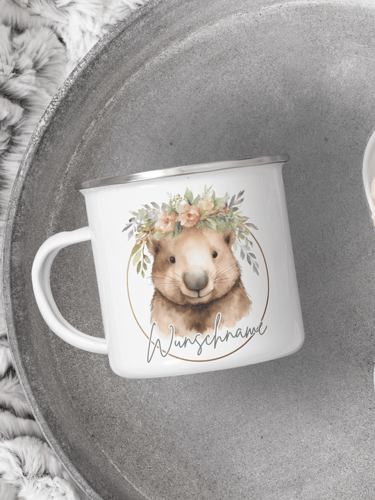 handgemachter, personalisierter Emaillebecher silber mit Motiv "Wombat" rechts vom Henkel  - ideales Geschenk für Frauen