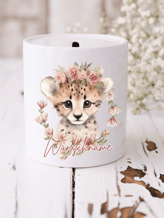 Gepardenmotiv auf Keramikspardose – wild, stark & personalisierbar. Für Power-Kids & kleine Abenteurer:innen. Alles auf Anfang 💚 Geschenke für Herz & Seele