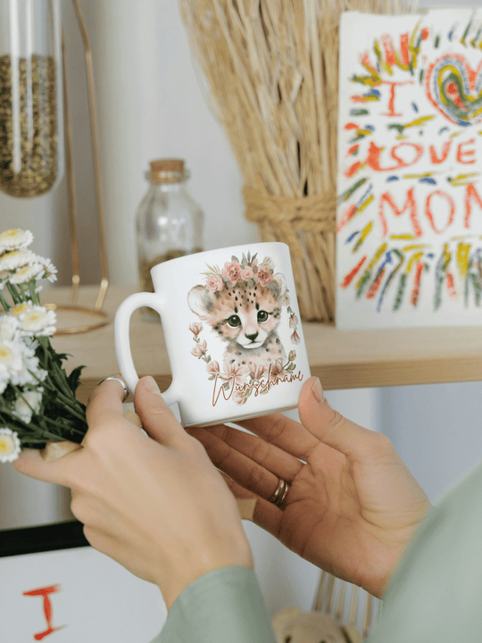 Personalisierbare Keramiktassen, handgefertigt in Deutschland, individuelles Geschenk für Freundin, nachhaltige Tasse für Kaffee oder Tee, liebevoll gestaltetes Motiv, personalisierbar mit Name