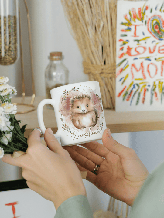 Motiv Igel - Personalisierbare Keramiktassen, handgefertigt in Deutschland, individuelles Geschenk für Freundin, nachhaltige Tasse für Kaffee oder Tee, liebevoll gestaltetes Motiv, personalisierbar mit Name