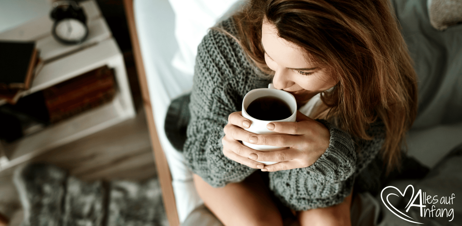 Achtsamkeit_Frau mit Kaffee im Bett