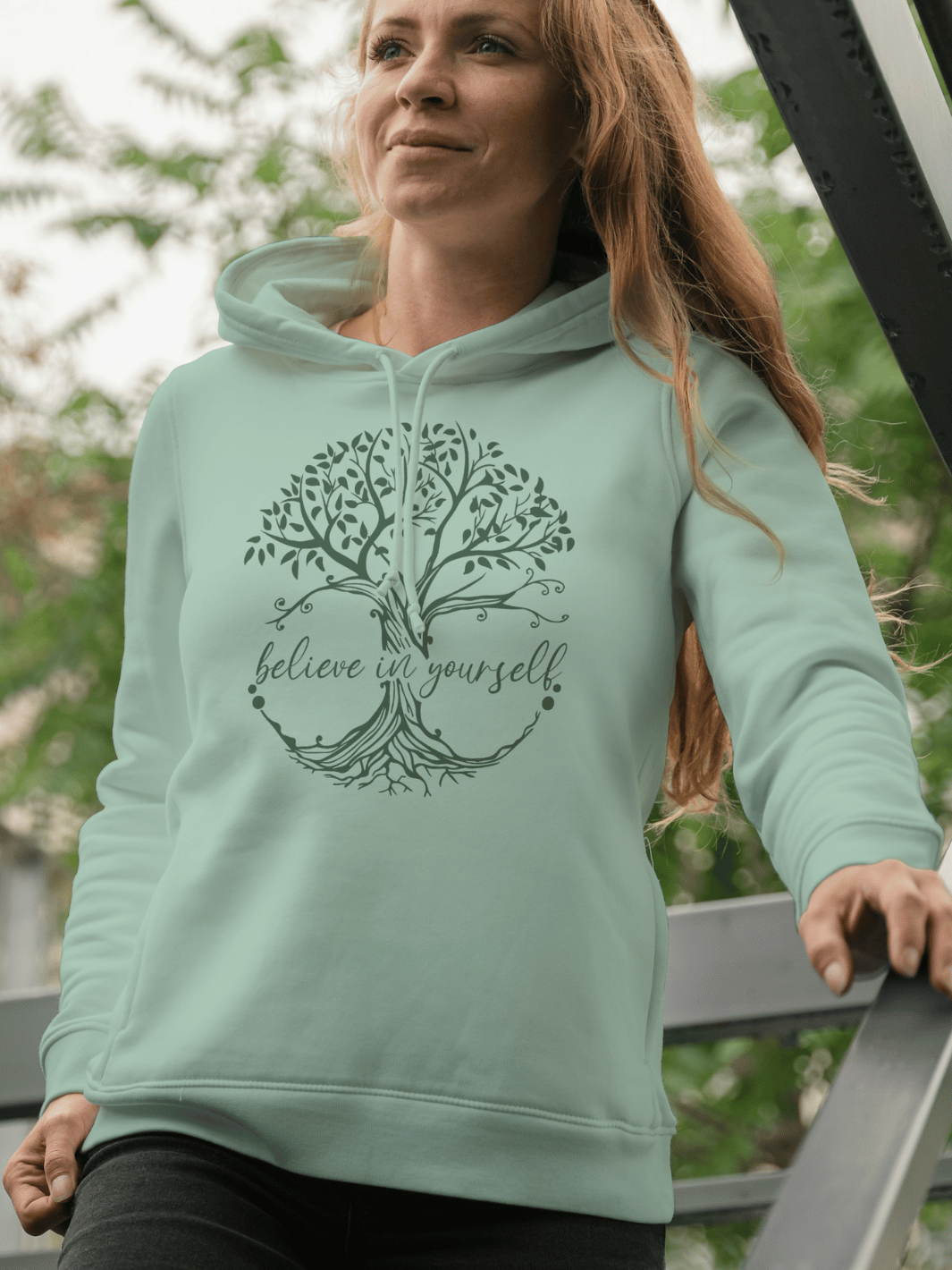 BELIEVE - Nachhaltiger Hoodie im Unisex-Slimfit-Schnitt aus Biobaumwolle und recyceltem PET für Damen. Kuschelig weich und gemütlich für entspannte Me-Time, Achtsamkeit und Selbstliebe – ideal für Entspannung und Wohlfühlmomente