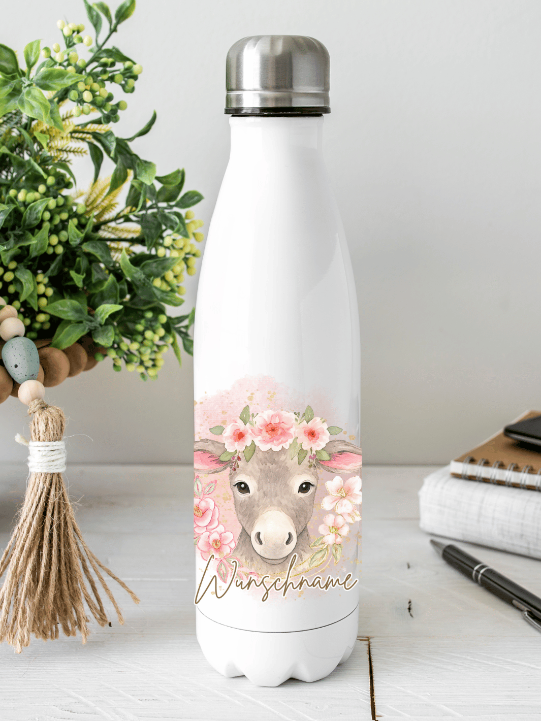 nachhaltige, personalisierbare Edelstahl-Trinkflasche mit doppelwandiger Thermo-Isolierung, 350ml oder 500ml, auslaufsicher und BPA-frei.  Nachhaltiges, personalisierbares Geschenk für Freundin oder deinen Lieblingsmenschen,  unterwegs, Schule, Büro oder Sport.
Tolle Geschenkideen bei Alles auf Anfang – Geschenke für Herz & Seele