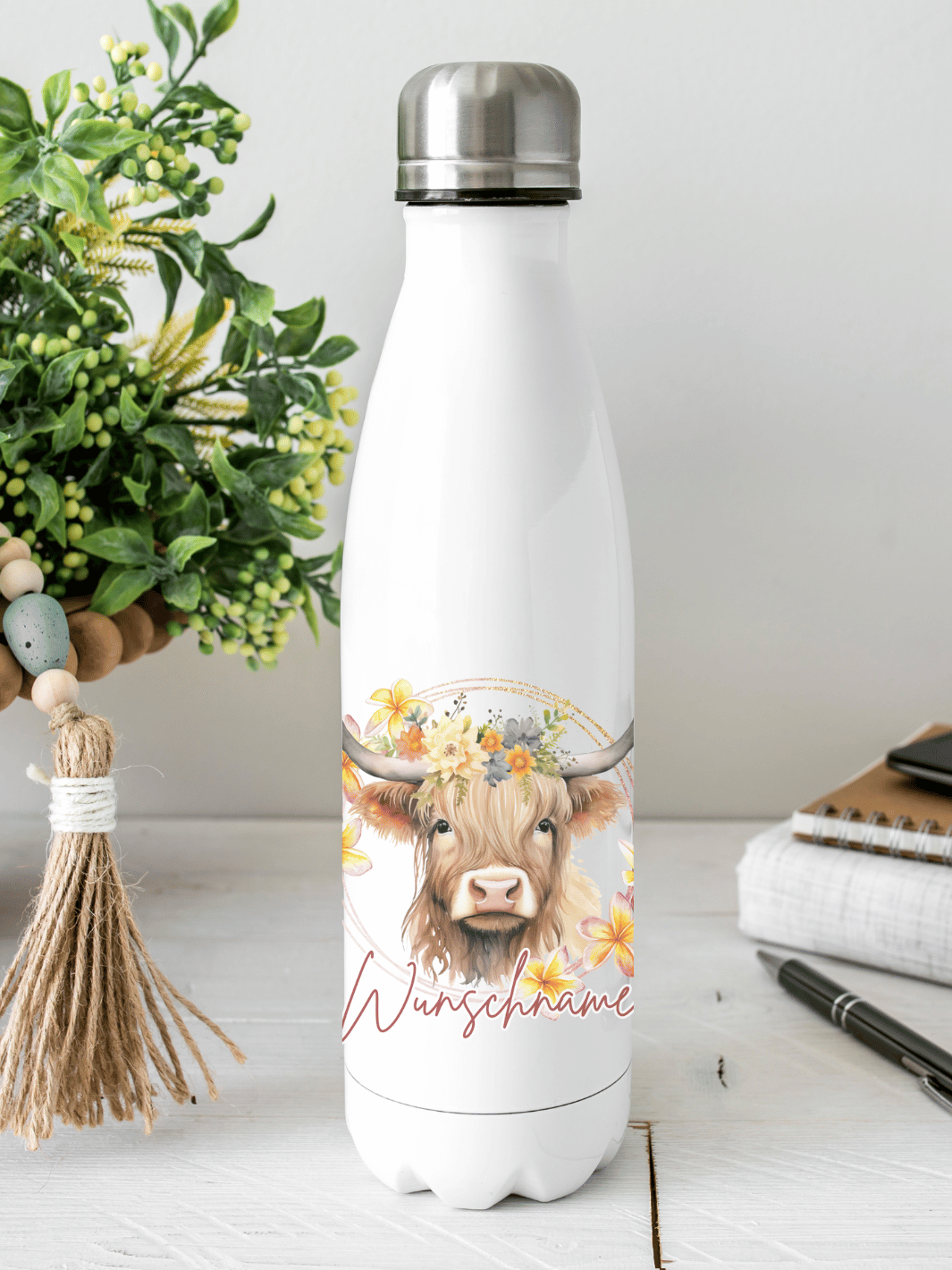 Personalisierbare Edelstahl-Trinkflasche mit doppelwandiger Thermo-Isolierung, 350ml oder 500ml, auslaufsicher und BPA-frei, mit liebevollem Aquarell-Motiv Highland Cow – nachhaltiges Geschenk für unterwegs, Schule, Büro oder Sport.