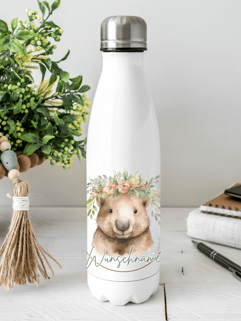 Personalisierbare Edelstahl-Trinkflasche mit doppelwandiger Thermo-Isolierung, 350ml oder 500ml, auslaufsicher und BPA-frei, mit liebevollem Aquarell-Motiv Wombat – nachhaltiges Geschenk für unterwegs, Schule, Büro oder Sport.
