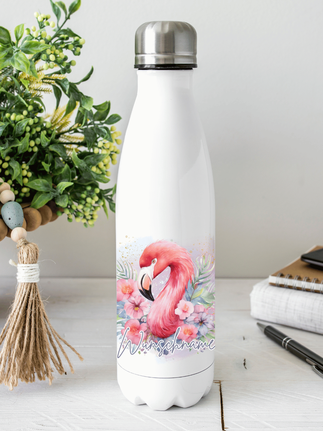 Nachhaltige, personalisierbare Edelstahl-Trinkflasche mit doppelwandiger Thermo-Isolierung, 350ml oder 500ml, auslaufsicher und BPA-frei, mit Flamingo-Motiv.  Nachhaltiges, personalisierbares Geschenk für Freundin oder deinen Lieblingsmenschen,  unterwegs, Schule, Büro oder Sport.
Tolle Geschenkideen bei Alles auf Anfang – Geschenke für Herz & Seele