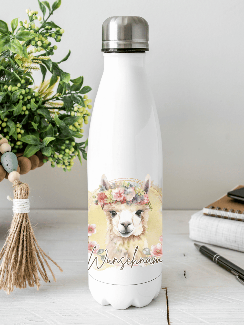 Nachhaltige, personalisierbare Edelstahl-Trinkflasche mit doppelwandiger Thermo-Isolierung, 350ml oder 500ml, auslaufsicher und BPA-frei, mit Lama-Motiv.  Nachhaltiges, personalisierbares Geschenk für Freundin oder deinen Lieblingsmenschen,  unterwegs, Schule, Büro oder Sport.
Tolle Geschenkideen bei Alles auf Anfang – Geschenke für Herz & Seele