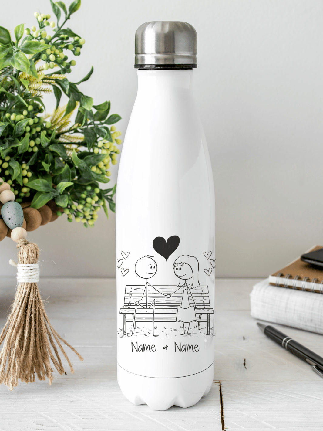Personalisierbare Edelstahl-Trinkflasche mit doppelwandiger Thermo-Isolierung, 350ml oder 500ml, auslaufsicher und BPA-frei, mit liebevollem Aquarell-Motiv Liebespaar  – nachhaltiges Geschenk für unterwegs, Schule, Büro oder Sport.