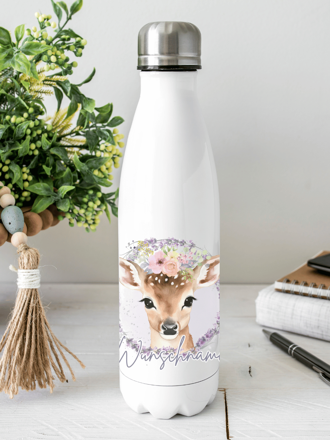 Nachhaltige, personalisierbare Edelstahl-Trinkflasche mit doppelwandiger Thermo-Isolierung, 350ml oder 500ml, auslaufsicher und BPA-frei, mit Reh-Motiv.  Nachhaltiges, personalisierbares Geschenk für Freundin oder deinen Lieblingsmenschen,  unterwegs, Schule, Büro oder Sport.
Tolle Geschenkideen bei Alles auf Anfang – Geschenke für Herz & Seele