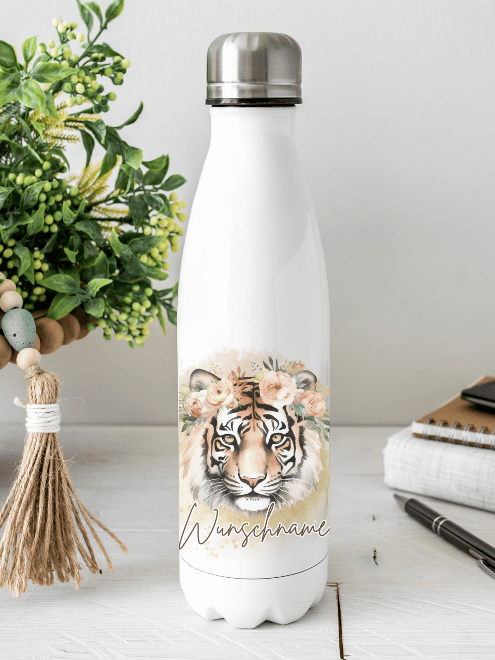 Nachhaltige, personalisierbare Edelstahl-Trinkflasche mit doppelwandiger Thermo-Isolierung, 350ml oder 500ml, auslaufsicher und BPA-frei, mit Tiger-Motiv.  Nachhaltiges, personalisierbares Geschenk für Freundin oder deinen Lieblingsmenschen,  unterwegs, Schule, Büro oder Sport.
Tolle Geschenkideen bei Alles auf Anfang – Geschenke für Herz & Seele