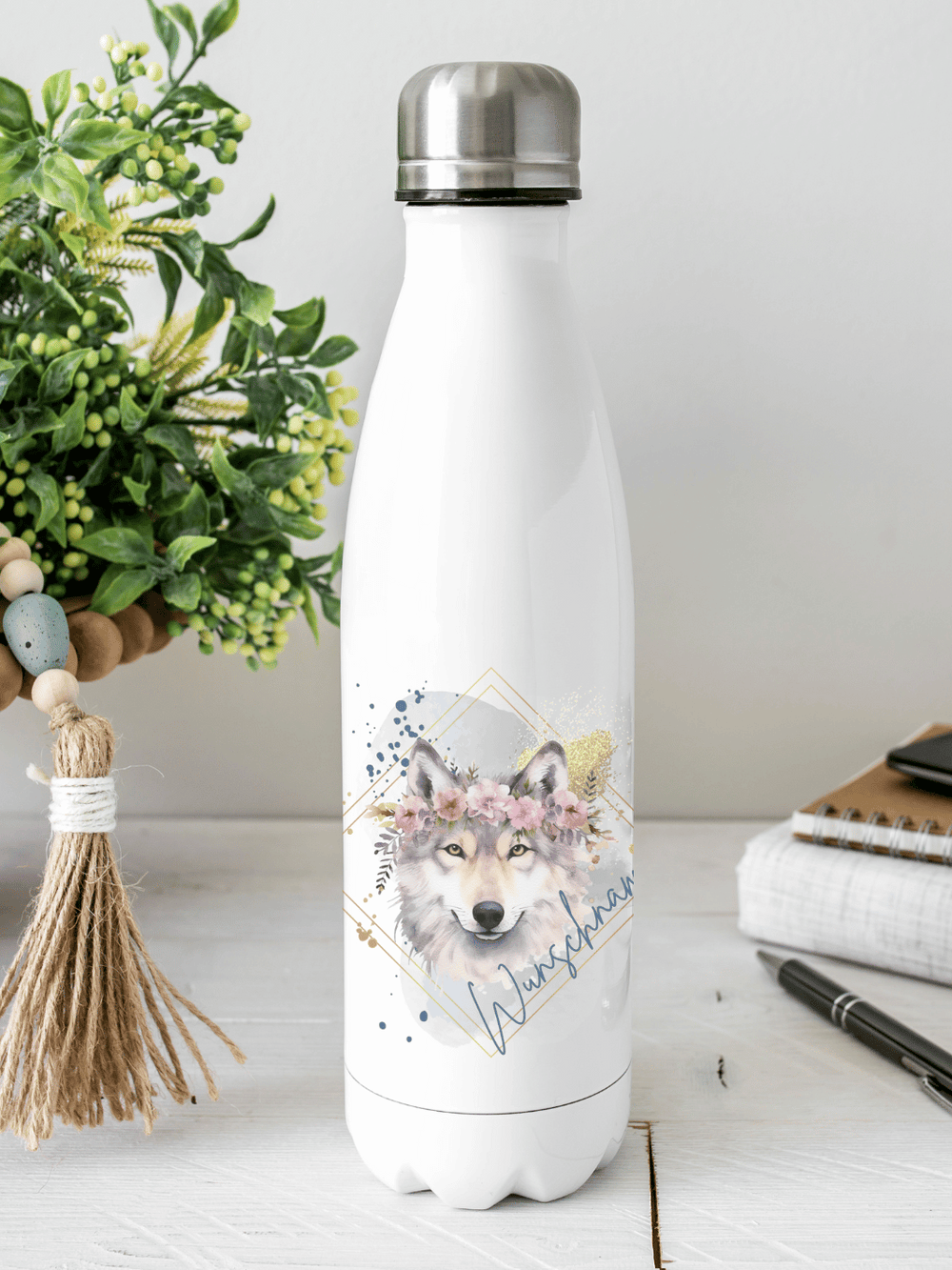 Personalisierbare Edelstahl-Trinkflasche mit doppelwandiger Thermo-Isolierung, 350ml oder 500ml, auslaufsicher und BPA-frei, mit liebevollem Aquarell-Motiv Wolf – nachhaltiges Geschenk für unterwegs, Schule, Büro oder Sport.