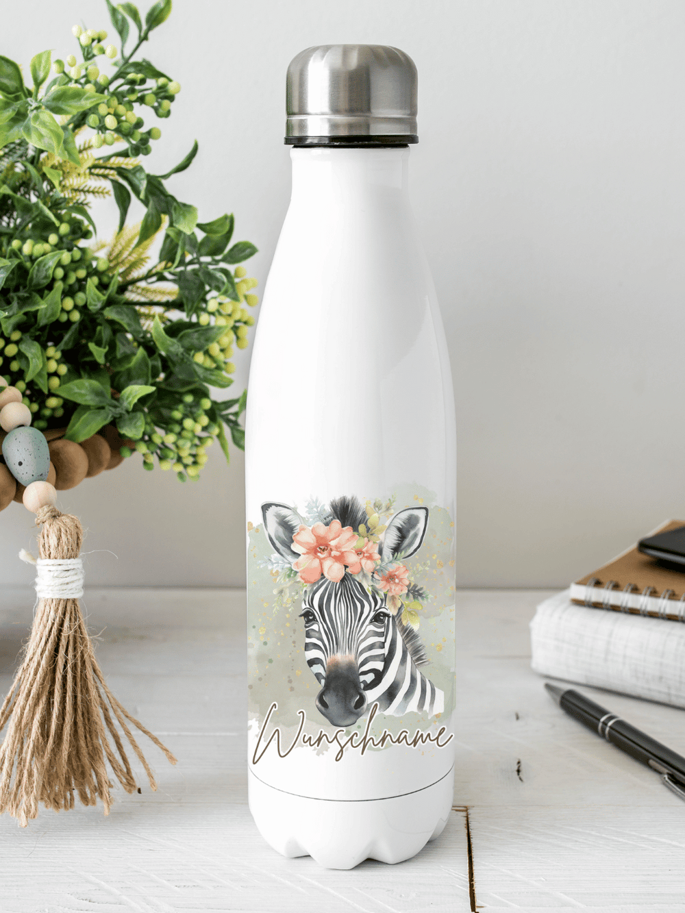 Nachhaltige, personalisierbare Edelstahl-Trinkflasche mit doppelwandiger Thermo-Isolierung, 350ml oder 500ml, auslaufsicher und BPA-frei, mit Zebra-Motiv.  Nachhaltiges, personalisierbares Geschenk für Freundin oder deinen Lieblingsmenschen,  unterwegs, Schule, Büro oder Sport.
Tolle Geschenkideen bei Alles auf Anfang – Geschenke für Herz & Seele