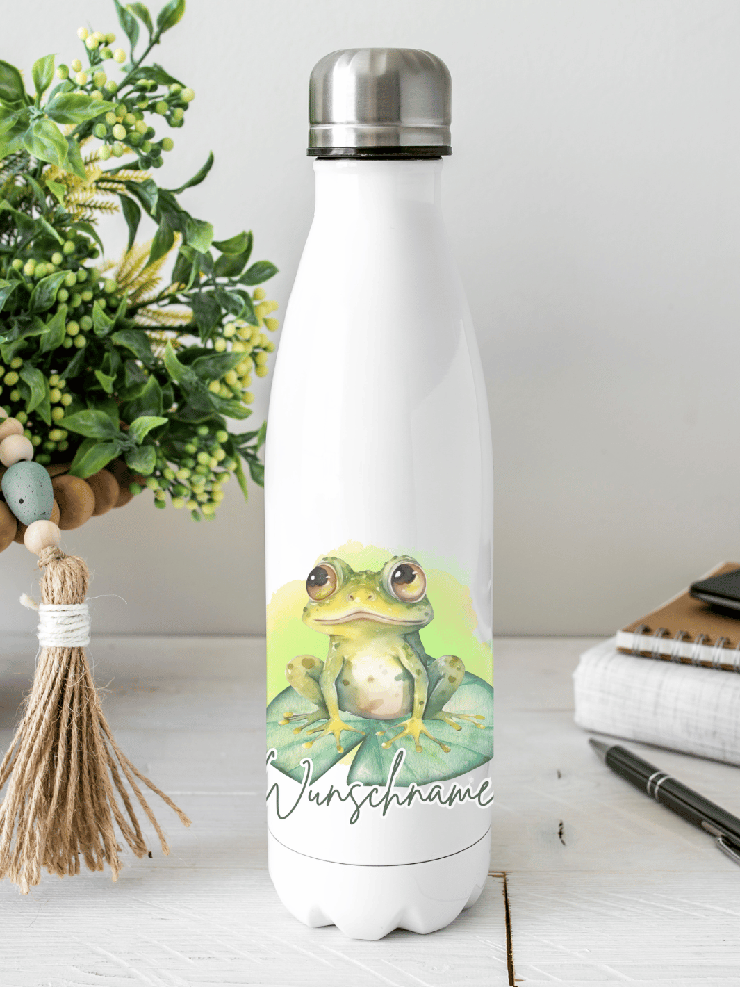 Nachhaltige, personalisierbare Edelstahl-Trinkflasche mit doppelwandiger Thermo-Isolierung, 350ml oder 500ml, auslaufsicher und BPA-frei, mit Frosch-Motiv.  Nachhaltiges, personalisierbares Geschenk für Freundin oder deinen Lieblingsmenschen,  unterwegs, Schule, Büro oder Sport.
Tolle Geschenkideen bei Alles auf Anfang – Geschenke für Herz & Seele