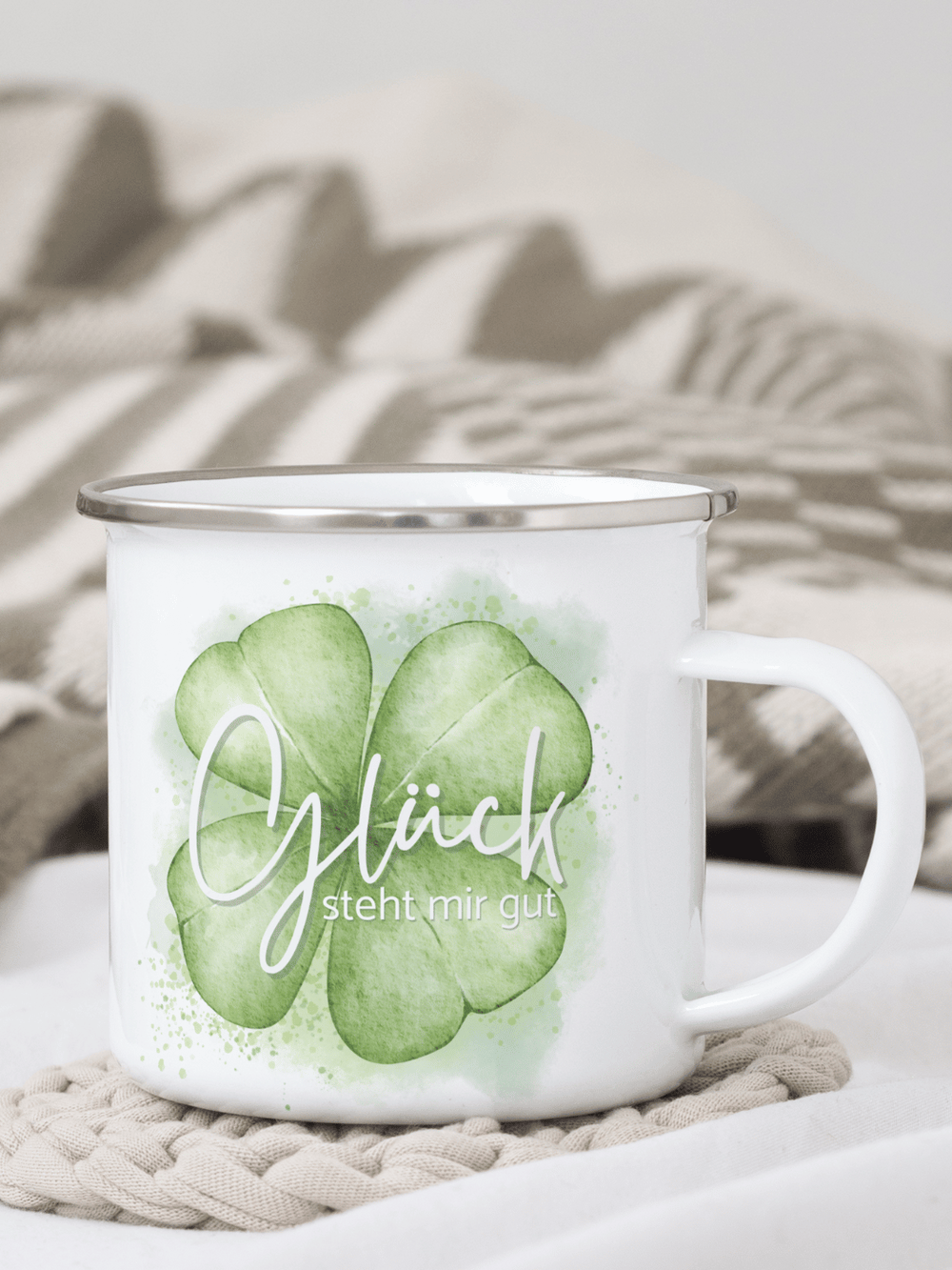 Glück steht mir gut - Emaillebecher und Tassen handgefertigt per Sublimationsdruck bei Alles auf Anfang – Aufdruck von Hand angebracht, leichte Motivabweichungen möglich, langlebige personalisierte Geschenkideen