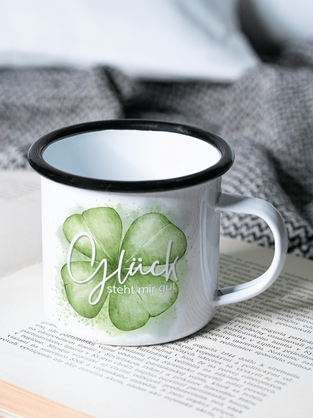 Glück steht mir gut - Emaillebecher und Tassen handgefertigt per Sublimationsdruck bei Alles auf Anfang – Aufdruck von Hand angebracht, leichte Motivabweichungen möglich, langlebige personalisierte Geschenkideen
