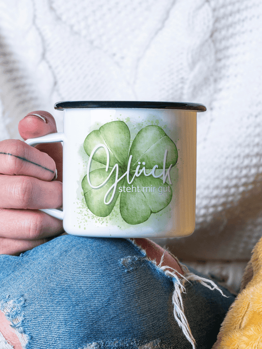 Glück steht mir gut - Emaillebecher und Tassen handgefertigt per Sublimationsdruck bei Alles auf Anfang – Aufdruck von Hand angebracht, leichte Motivabweichungen möglich, langlebige personalisierte Geschenkideen