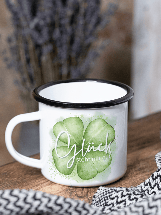 Glück steht mir gut - Emaillebecher und Tassen handgefertigt per Sublimationsdruck bei Alles auf Anfang – Aufdruck von Hand angebracht, leichte Motivabweichungen möglich, langlebige personalisierte Geschenkideen