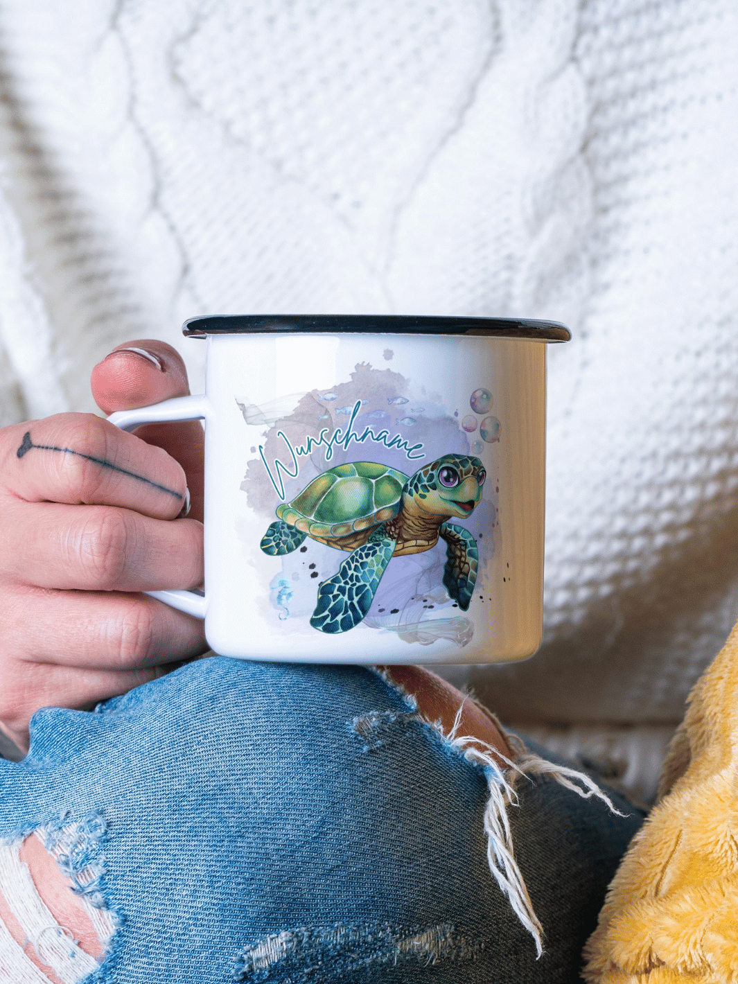 handgemachter, personalisierter Emaillebecher mit schwarzem Rand und Motiv Schildkröte als Geschenk für Frauen und Kinder
