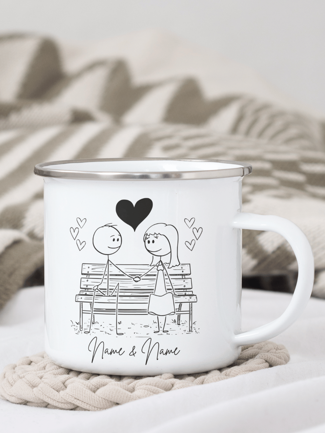 personalisierte Emaillebecher mit silbernem Rand Motiv Liebespaar als handgemachtes Geschenk an die Freundin - Motiv auf der linken Seite des Henkels mit Schreibschrift