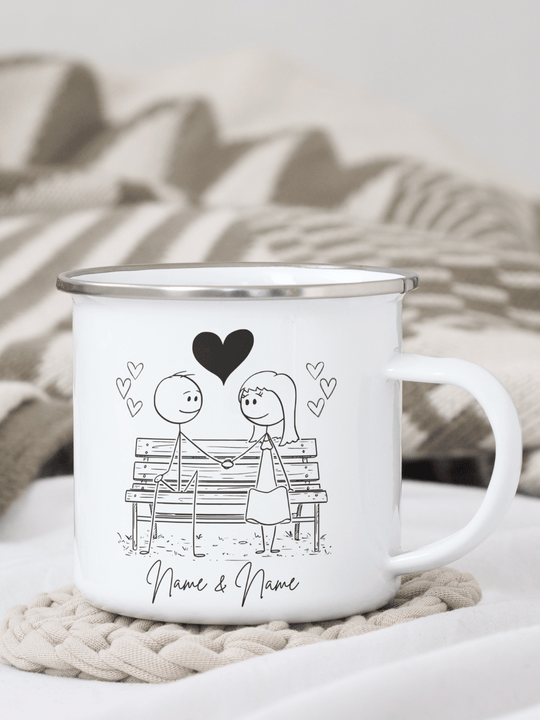 personalisierte Emaillebecher mit silbernem Rand Motiv Liebespaar als handgemachtes Geschenk an die Freundin - Motiv auf der linken Seite des Henkels mit Schreibschrift