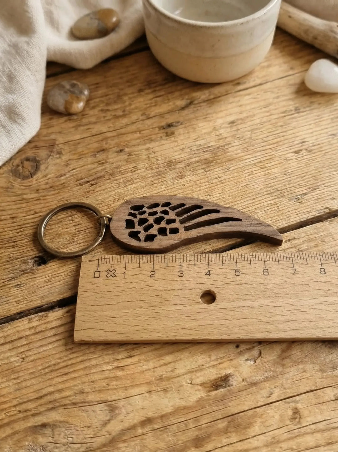 Maße Engelsflügel Massivholz-Schlüsselanhänger Nussbaum. Achtsame Geschenke für Frauen bei Alles auf Anfang in Bedburg, NRW