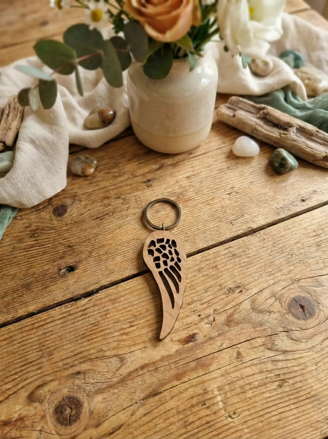 Engelsflügel Massivholz-Schlüsselanhänger Kirschbaum. Achtsame Geschenke für Frauen bei Alles auf Anfang in Bedburg, NRW