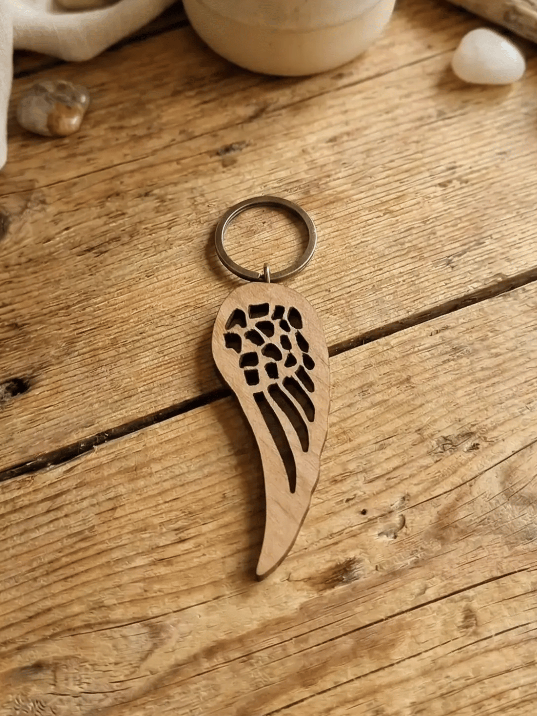Engelsflügel Massivholz-Schlüsselanhänger Kirschbaum. Achtsame Geschenke für Frauen bei Alles auf Anfang in Bedburg, NRW