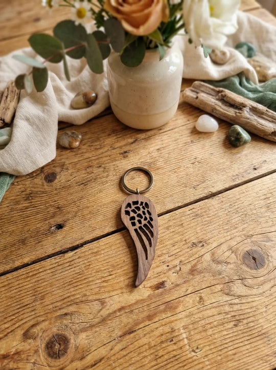 Engelsflügel Massivholz-Schlüsselanhänger Nussbaum. Achtsame Geschenke für Frauen bei Alles auf Anfang in Bedburg, NRW