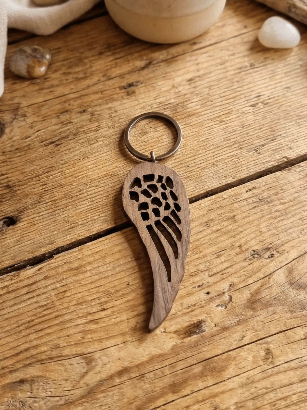 Engelsflügel Massivholz-Schlüsselanhänger Nussbaum. Achtsame Geschenke für Frauen bei Alles auf Anfang in Bedburg, NRW