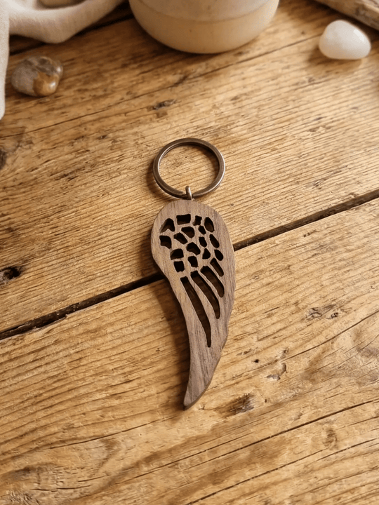 Engelsflügel Massivholz-Schlüsselanhänger Nussbaum. Achtsame Geschenke für Frauen bei Alles auf Anfang in Bedburg, NRW