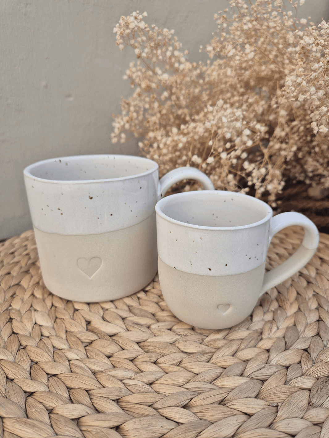 Größenvergleich der Eulenschnitt-Tassen. Große Tasse mit 450ml zu Cappuccinotasse mit 150ml Fassungsvermögen