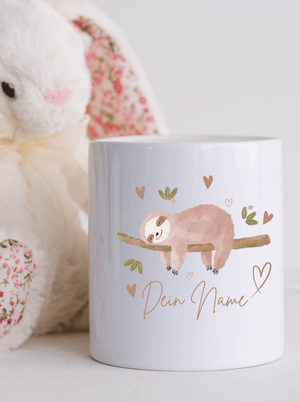 Personalisierbare Keramikspardose mit chillendem Faultier im Aquarellstil. Ideal für entspannte Charaktere & kleine Auszeiten im Alltag. Nachhaltig & handveredelt. Alles auf Anfang 💚 Geschenke für Herz & Seele