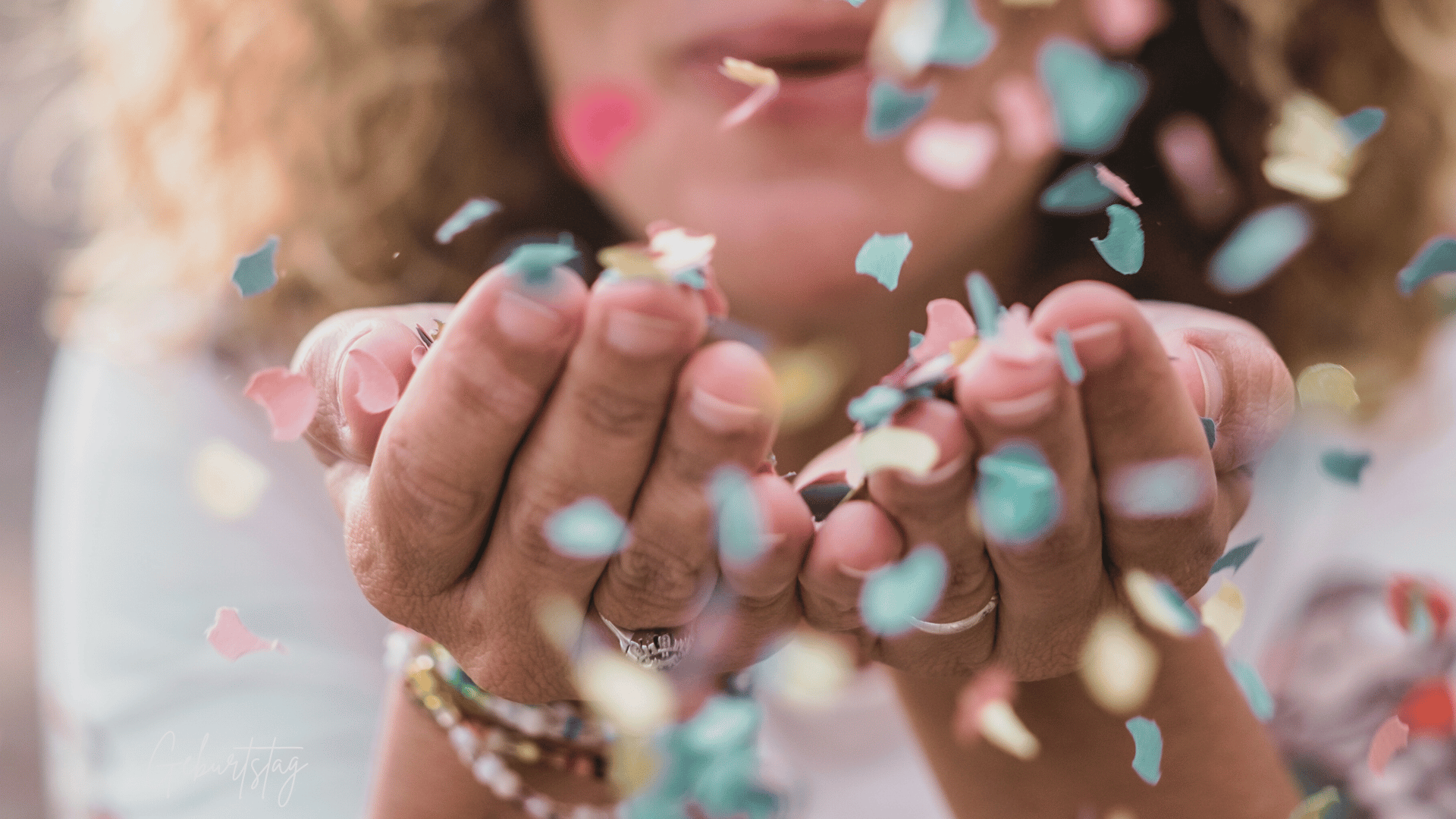 Geburtstag - Frau pustet Konfetti in Richtung Kamera. Alles auf Anfang - achtsame Geschenke für Frauen aus Bedburg, NRW