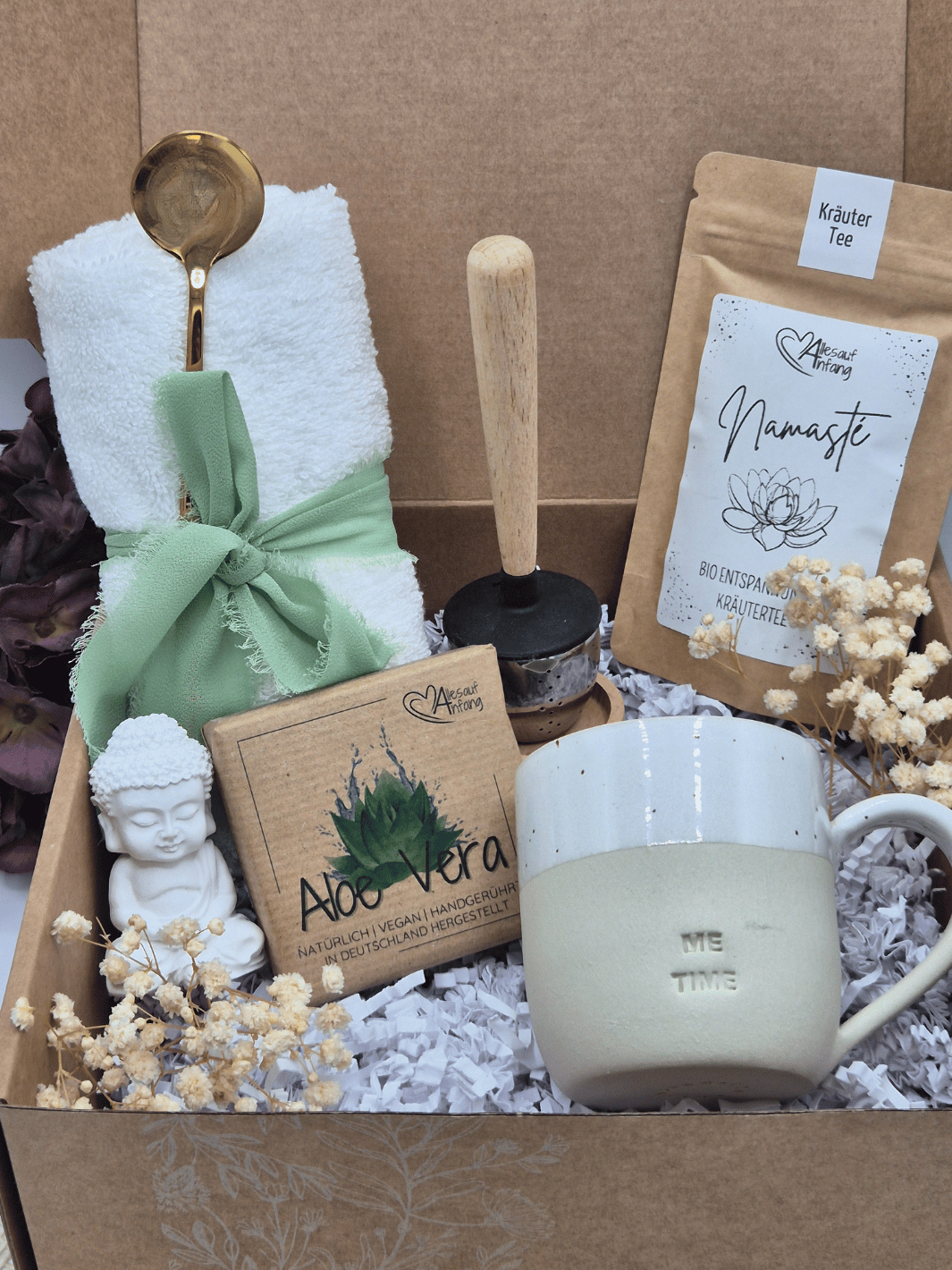 Nachhaltige Geschenkbox Me-Time – handgemacht und liebevoll dekoriert, das perfekte Geschenk für Freundin, voller Achtsamkeit und Herz. Bei Alles auf Anfang, Geschenke für Herz & Seele findest du viele personalisierbare, nachhaltige und handgefertigte Geschenkideen für mehr Me-Time, Selbstliebe und Spaß am Leben.