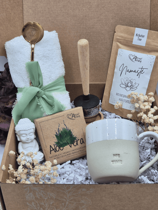 Nachhaltige Geschenkbox Me-Time – handgemacht und liebevoll dekoriert, das perfekte Geschenk für Freundin, voller Achtsamkeit und Herz. Bei Alles auf Anfang, Geschenke für Herz & Seele findest du viele personalisierbare, nachhaltige und handgefertigte Geschenkideen für mehr Me-Time, Selbstliebe und Spaß am Leben.