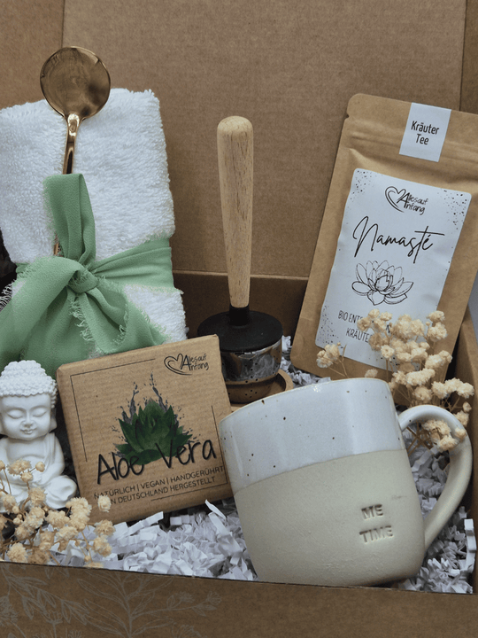 Nachhaltige Geschenkbox Me-Time – handgemacht und liebevoll dekoriert, das perfekte Geschenk für Freundin, voller Achtsamkeit und Herz. Bei Alles auf Anfang, Geschenke für Herz & Seele findest du viele personalisierbare, nachhaltige und handgefertigte Geschenkideen für mehr Me-Time, Selbstliebe und Spaß am Leben.