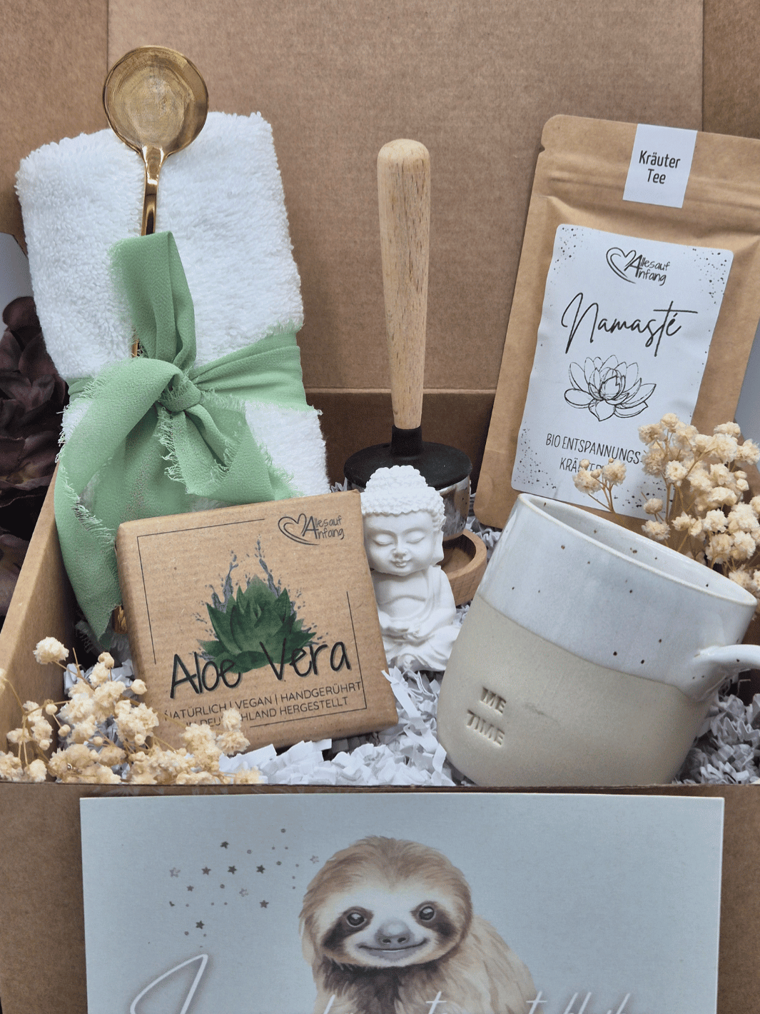 Nachhaltige Geschenkbox Me-Time – handgemacht und liebevoll dekoriert, das perfekte Geschenk für Freundin, voller Achtsamkeit und Herz. Bei Alles auf Anfang, Geschenke für Herz & Seele findest du viele personalisierbare, nachhaltige und handgefertigte Geschenkideen für mehr Me-Time, Selbstliebe und Spaß am Leben.