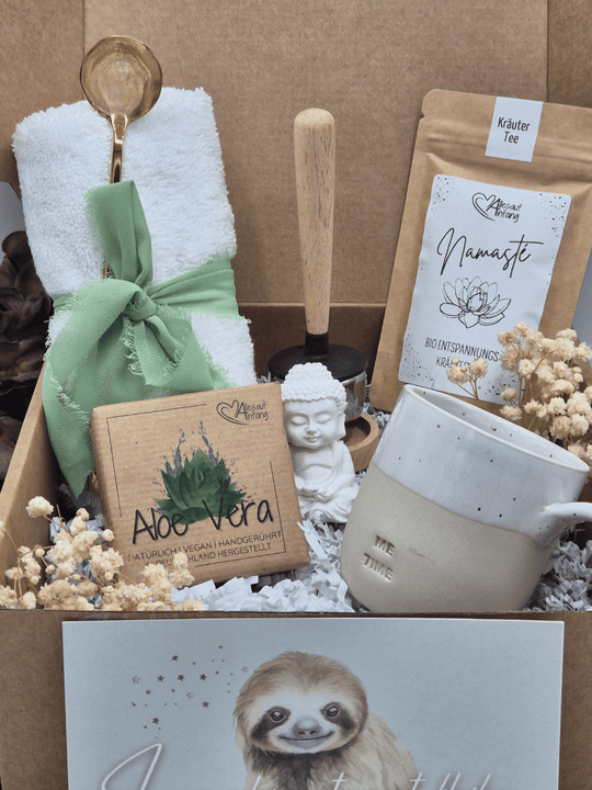Nachhaltige Geschenkbox Me-Time – handgemacht und liebevoll dekoriert, das perfekte Geschenk für Freundin, voller Achtsamkeit und Herz. Bei Alles auf Anfang, Geschenke für Herz & Seele findest du viele personalisierbare, nachhaltige und handgefertigte Geschenkideen für mehr Me-Time, Selbstliebe und Spaß am Leben.