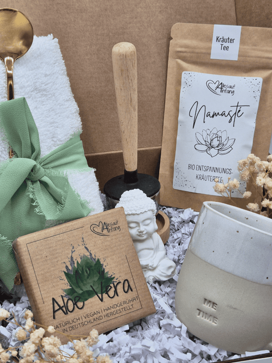 Nachhaltige Geschenkbox Me-Time – handgemacht und liebevoll dekoriert, das perfekte Geschenk für Freundin, voller Achtsamkeit und Herz. Bei Alles auf Anfang, Geschenke für Herz & Seele findest du viele personalisierbare, nachhaltige und handgefertigte Geschenkideen für mehr Me-Time, Selbstliebe und Spaß am Leben.