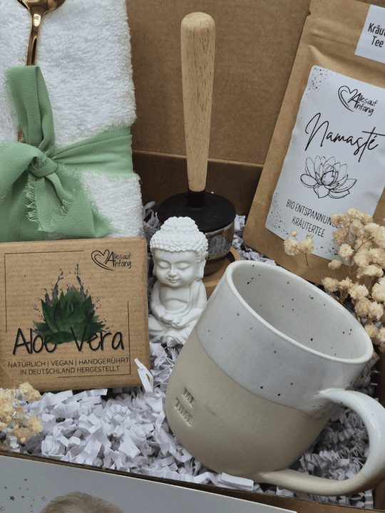 Nachhaltige Geschenkbox Me-Time – handgemacht und liebevoll dekoriert, das perfekte Geschenk für Freundin, voller Achtsamkeit und Herz. Bei Alles auf Anfang, Geschenke für Herz & Seele findest du viele personalisierbare, nachhaltige und handgefertigte Geschenkideen für mehr Me-Time, Selbstliebe und Spaß am Leben.