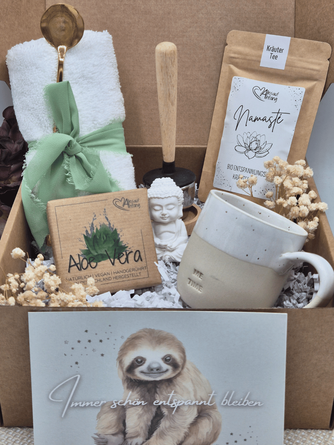 Nachhaltige Geschenkbox Me-Time – handgemacht und liebevoll dekoriert, das perfekte Geschenk für Freundin, voller Achtsamkeit und Herz. Bei Alles auf Anfang, Geschenke für Herz & Seele findest du viele personalisierbare, nachhaltige und handgefertigte Geschenkideen für mehr Me-Time, Selbstliebe und Spaß am Leben.