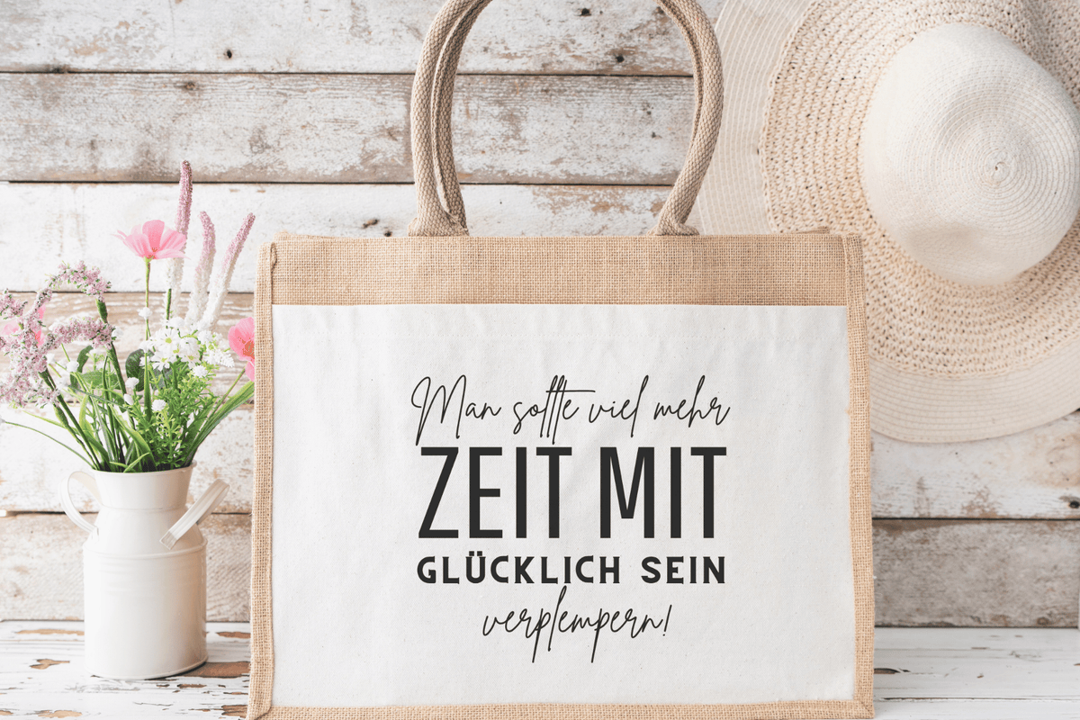 Ob beim Wochenendeinkauf, auf dem Weg zum See oder im ganz normalen Alltag – unsere großen (Jute-) Shopper tragen, was du brauchst, und zeigen dabei Haltung. Sie sind robust, geräumig und aus langlebigen, umweltfreundlichen Materialien gefertigt – für alle, die bewusst durchs Leben gehen.
Mit ihrer natürlichen Optik und den stabilen Tragegriffen werden sie schnell zu echten Lieblingsstücken. Praktisch, nachhaltig und stilvoll – ganz ohne viel Aufhebens.