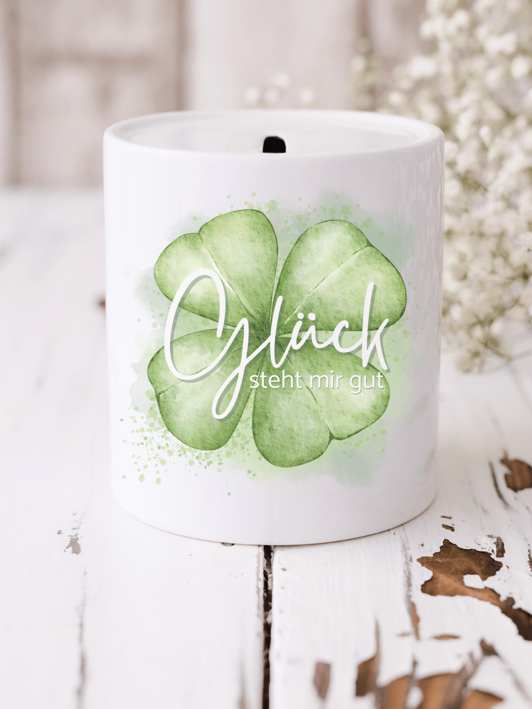 Keramikspardose mit personalisiertem Motiv – langlebig und einzigartig –Nachhaltiges, personalisierbares Geschenk für Freundin oder deinen Lieblingsmenschen Familienmanufaktur aus Bedburg, NRW führt den Handmade-Onlineshop Alles auf Anfang, Geschenke für Herz und Seele. Hier findet man personalisierte Geschenke, nachhaltig, handgemacht mit viel Spaß am bunten Leben, Blick auf mehr Achtsamkeit und Selbstliebe. Suchst du Geschenkideen für die Freundin, Mutter, Tochter, Schwester, Kollegin oder Nachbarin usw. 