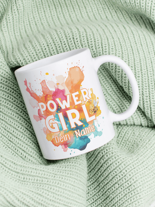 Personalisierbare Keramiktasse mit Power Girl-Motiv, handgefertigt in Deutschland, individuelles Geschenk für Freundin, nachhaltige Tasse für Kaffee oder Tee, liebevoll gestaltetes Motiv, personalisierbar mit Name