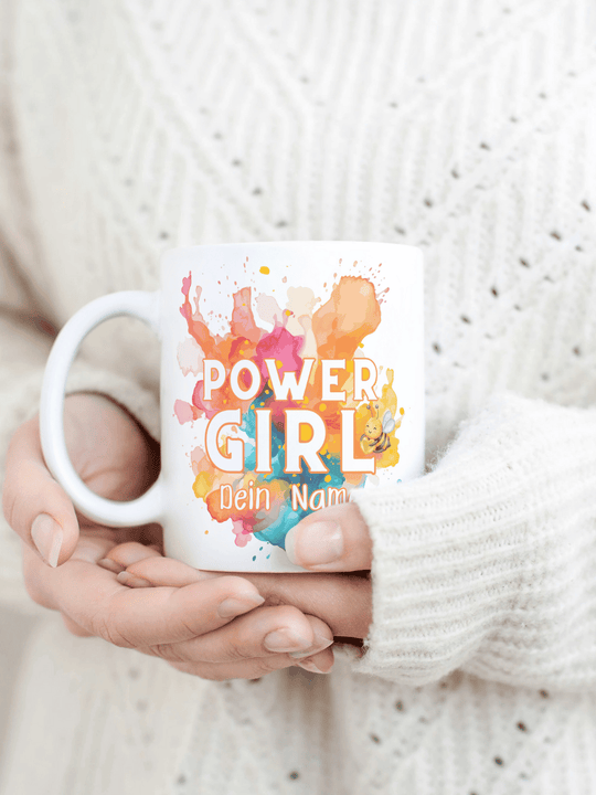 Personalisierbare Keramiktasse mit Power Girl-Motiv, handgefertigt in Deutschland, individuelles Geschenk für Freundin, nachhaltige Tasse für Kaffee oder Tee, liebevoll gestaltetes Motiv, personalisierbar mit Name