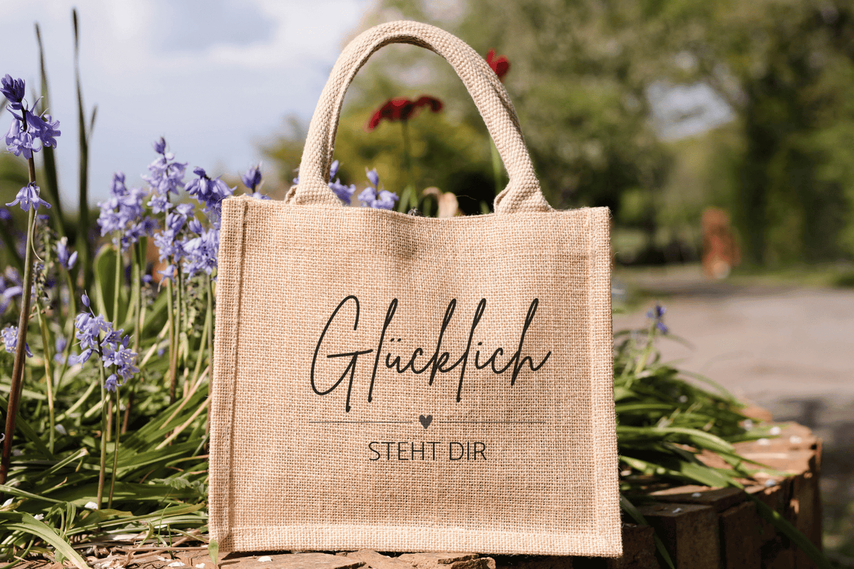 Kleine Jute-Taschen – charmant, nachhaltig und voller Persönlichkeit
Unsere kleinen Jute-Taschen sind mehr als nur Verpackungen – sie sind liebevolle Begleiter für deine besonderen Geschenke. Robust, natürlich und mit einem Hauch von rustikalem Charme bringen sie Wertschätzung und Stil zusammen.
Ob für kleine Aufmerksamkeiten, besondere Anlässe oder als nachhaltige Alternative zu Geschenkpapier: Diese Taschen sind wiederverwendbar, praktisch und schenken deinen Geschenken einen ganz eigenen Charakter.
